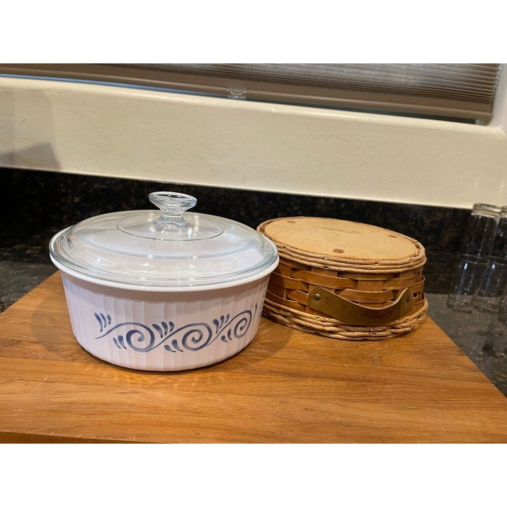 Corning Ware ocean view round 2.5 Quart with lid and trivet